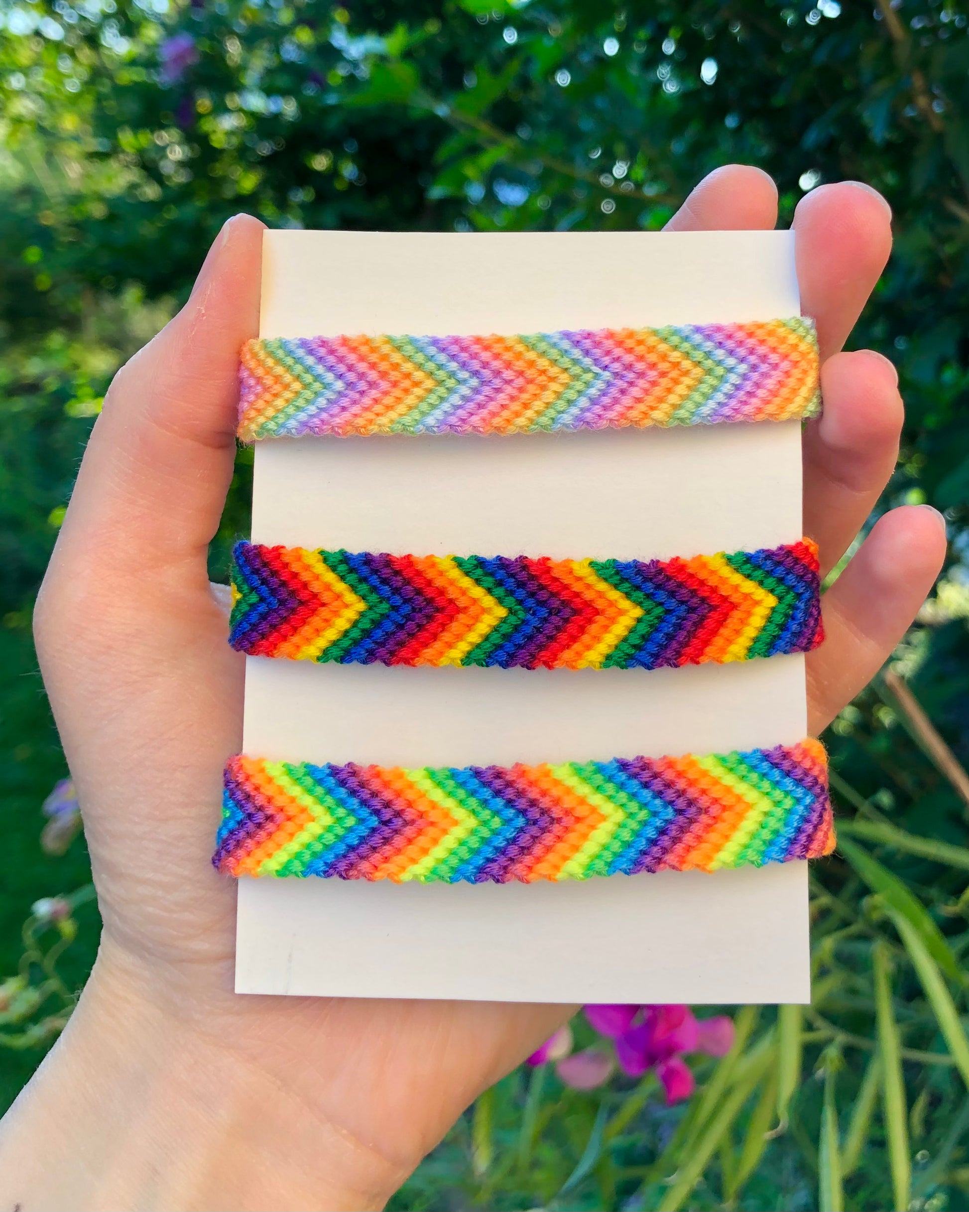 Regenbogen Freundschaftsarmband, LGBTQ+ Pride Armband Rainbow Avenue Regenbogen Freundschaftsarmband, LGBTQ+ Pride Armband Rainbow Avenue